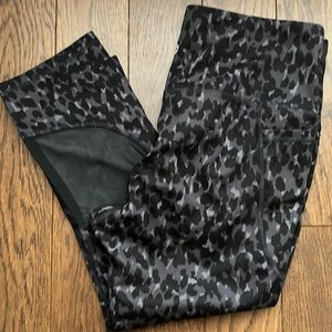 NWOT All In Motion cropped leggings (L)